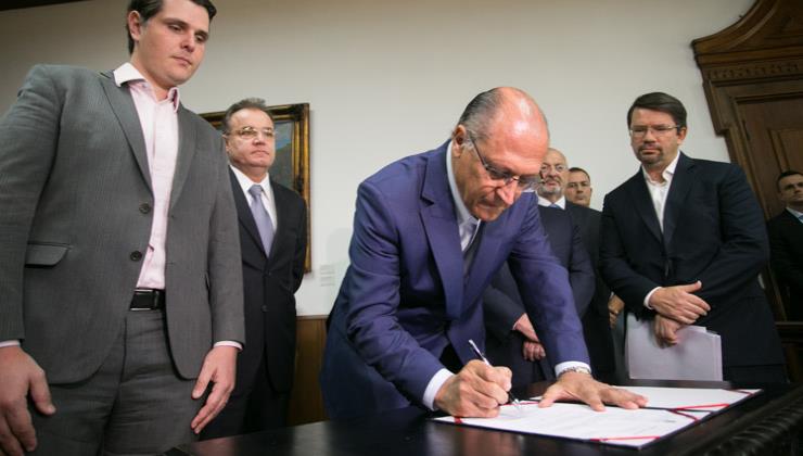 Alckmin anuncia reajuste salarial a servidores estaduais 