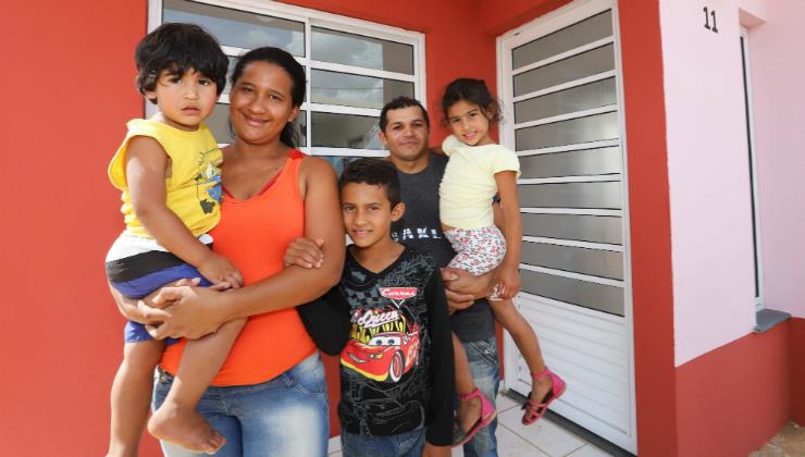 Estado de SP entrega 106 casas para famílias da cidade de Capivari
