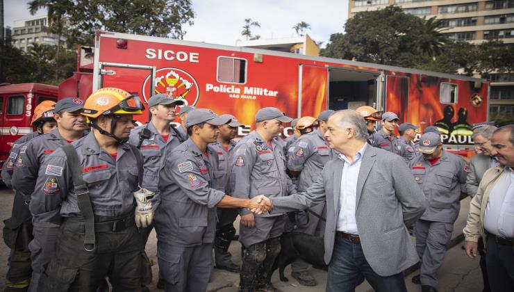 Governador homenageia bombeiros que atuaram em incêndio no centro de SP