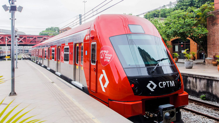 CPTM coloca dois novos trens em operação e incentiva troca de livros