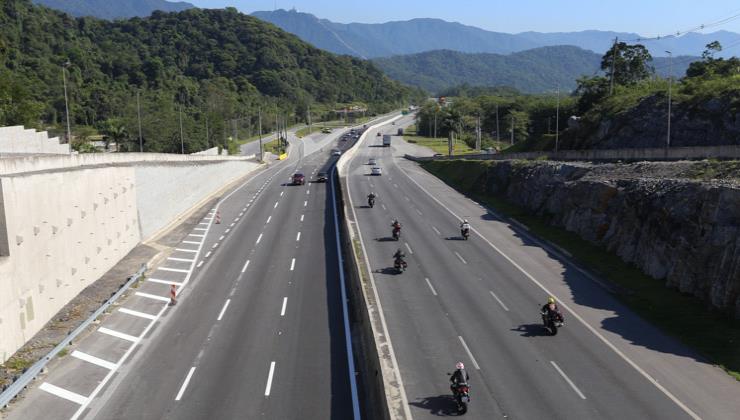 Rodovia Padre Manoel da Nóbrega ganha faixa adicional no sentido Litoral Sul