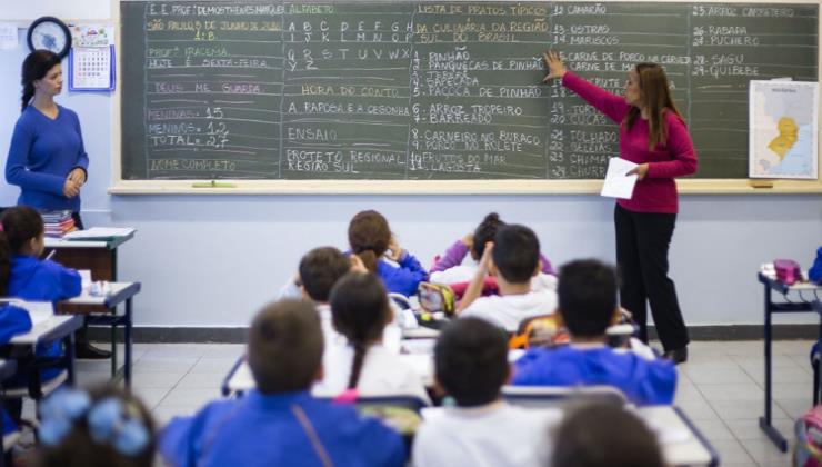 Projeto de lei reduz período de afastamento e beneficia 27 mil professores temporários